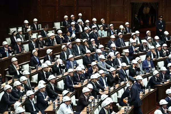 「ふざけるタイプなのか」自民・大物議員　着用訓練での“ヘルメットのかぶり方”にツッコミ続出…隣の石破、岸田元首相らはスルー