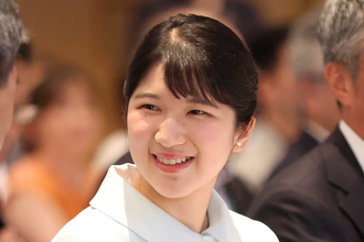 「春風のようで本当に愛らしい」愛子さま　“卒業式”から大切にお召しに…大相撲での「華やかピンク振袖」姿に絶賛の声