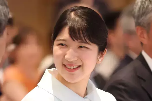 「春風のようで本当に愛らしい」愛子さま　“卒業式”から大切にお召しに…大相撲での「華やかピンク振袖」姿に絶賛の声