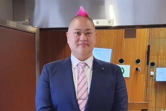 「顔に泥塗ってる」とファン激怒…“ピンクモヒカン”市議　恐喝疑い逮捕で余波受けた「大物アーティスト」