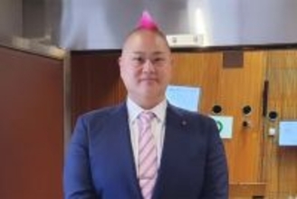 「顔に泥塗ってる」とファン激怒…“ピンクモヒカン”市議　恐喝疑い逮捕で余波受けた「大物アーティスト」