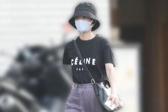 「ずり落ちそう」元国民的アイドル　大胆“背中ぱっくり”ドレス姿に驚きの声…“スケスケ”写真集大ヒットで新境地へ