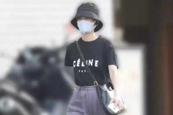 「ずり落ちそう」元国民的アイドル　大胆“背中ぱっくり”ドレス姿に驚きの声…“スケスケ”写真集大ヒットで新境地へ