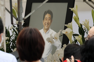 安倍元首相の国葬案内 元議員にも速達のなぜ…“人集めに必死”説の真相を事務局に聞いた