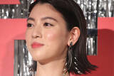 「「見せたくてたまらないんやろ」三吉彩花　“タトゥー丸出し”ドレス姿が賛否も…映画関係者が”熱視線を送るワケ”」の画像1