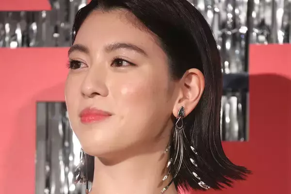 「見せたくてたまらないんやろ」三吉彩花　“タトゥー丸出し”ドレス姿が賛否も…映画関係者が”熱視線を送るワケ”
