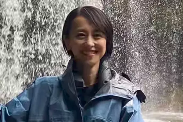 《まさかのスポブラ》49歳“演技派”女優　“腹見せ”逆立ち姿が話題…実は元宝塚トップスター