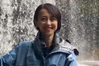 《まさかのスポブラ》49歳“演技派”女優　“腹見せ”逆立ち姿が話題…実は元宝塚トップスター