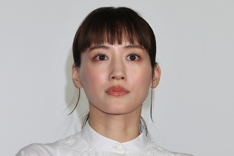 「黒い点が2つ見える」綾瀬はるか　カンヌ映画祭で披露した大胆ドレス姿が反響！美デコルテで再注目浴びた“首元のチャームポイント”