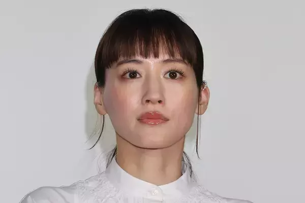 「黒い点が2つ見える」綾瀬はるか　カンヌ映画祭で披露した大胆ドレス姿が反響！美デコルテで再注目浴びた“首元のチャームポイント”