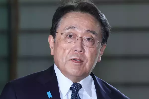 「サイズがあってない」赤沢経産大臣　私物の革ジャンをドン小西氏が酷評！“ワイルド激変” が話題も一刀両断
