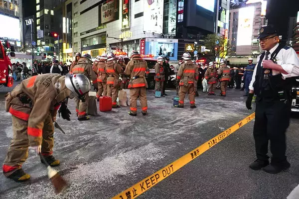 「こんな堂々とする」「一歩間違えば大惨事」華金の渋谷・スクランブル交差点で放火事件…映った“犯行の瞬間”に広がる戦慄