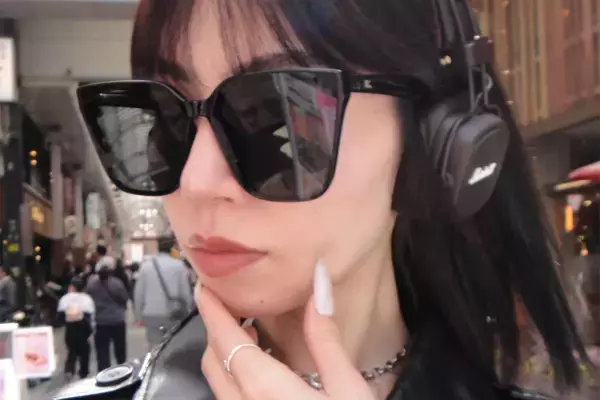 No.1モテ女性芸人　タイトT×斜めがけバッグ姿の“トイレ自撮り”が「可愛すぎる」と反響…一方で公共マナー巡り波紋