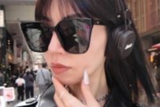 No.1モテ女性芸人　タイトT×斜めがけバッグ姿の“トイレ自撮り”が「可愛すぎる」と反響…一方で公共マナー巡り波紋