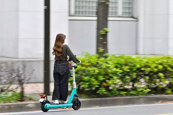 《道交法改正後で都内初》電動キックボードで死亡事故…専門家が語る「ルール無視のユーザーから身を守る方法」