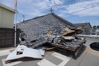 【熊本地震】最大震度7の地で「いま起きていること」国道の真ん中に巨大な亀裂、家屋が無事でも散乱した瓦礫は“とりあえず”屋外に退避