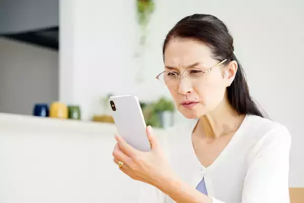 二重あご、シワ…「スマホの見すぎで顔がどんどん老ける恐怖」医師に聞いた対策2つ