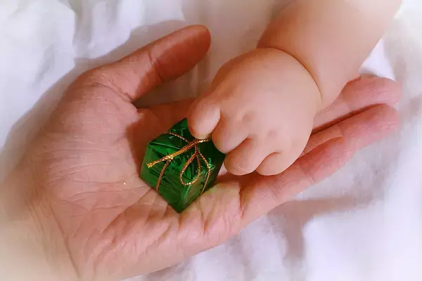 廃止求める声がSNSで話題も賛否真っ二つ…「出産内祝い」望む人、望まない人それぞれの理由