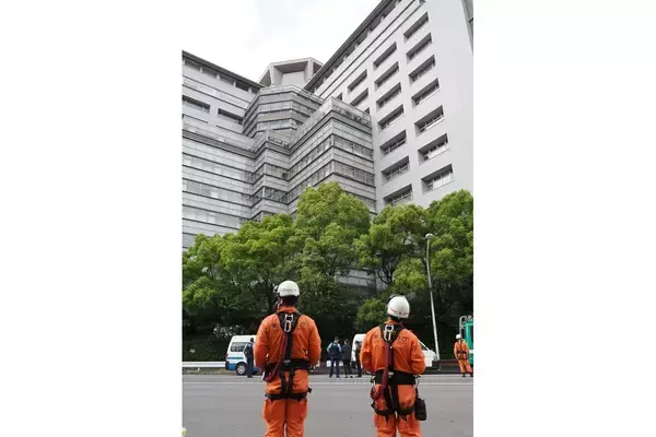 「どうやって脱出したのか…」東京入管で収容中のトルコ人男性が逃走→飛び降り…警察・消防が出動した“緊迫の現場”