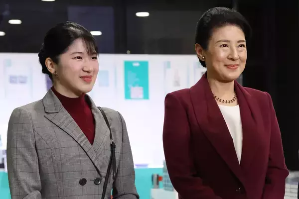 《お手振り時に親指を曲げる》《右手で左手を覆う》…雅子さまと愛子さま　皇室担当記者が感じる「親子そっくり仕草」5選