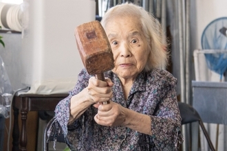 夫を失った後も、子育てしながら寝ずに働いて――　子供たちのお腹と夢を膨らす「ポン菓子」広めた100歳が伝える“平和への思い”