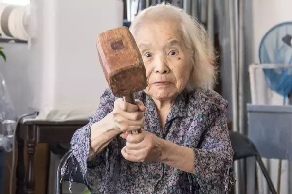 夫を失った後も、子育てしながら寝ずに働いて――　子供たちのお腹と夢を膨らす「ポン菓子」広めた100歳が伝える“平和への思い”