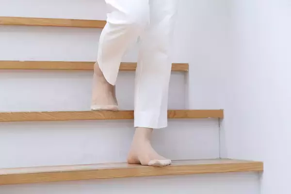 「階段は上る？下りる？」名物教授がおすすめする寝たきり予防に効果的な“運動”