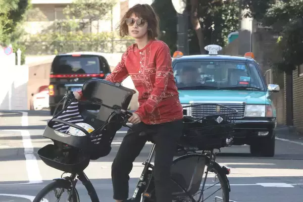 「4人のお世話なんてキツイよ」山田優　“週5で育児代行”告白が物議もファンは支持…本誌が見ていた小栗旬との“支え愛”子育て姿