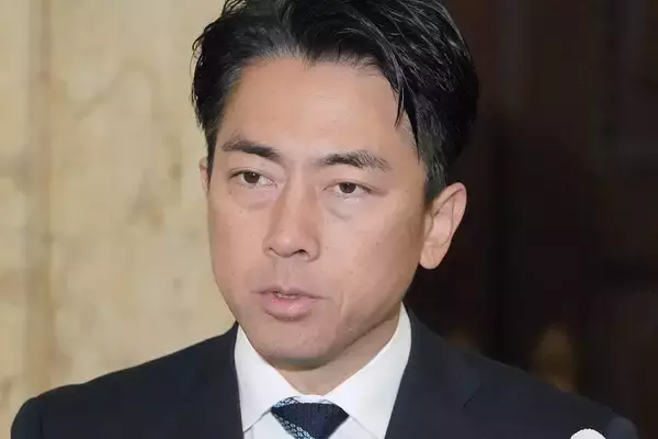 「私にも小さな子供が…」小泉進次郎防衛相　政治家パーティで語っていた“徴兵制”への見解