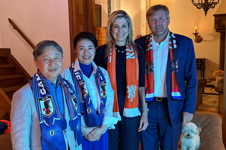 《オランダ王室の写真撮影会の常連》雅子さまといっしょにW杯観戦のトイプードル　可愛すぎる貢献ぶり
