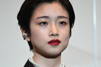 「誰かわからなかった」“朝ドラ”女優　斬新すぎるビジュにネット騒然…《目のやり場に困る》ミニスカも話題に