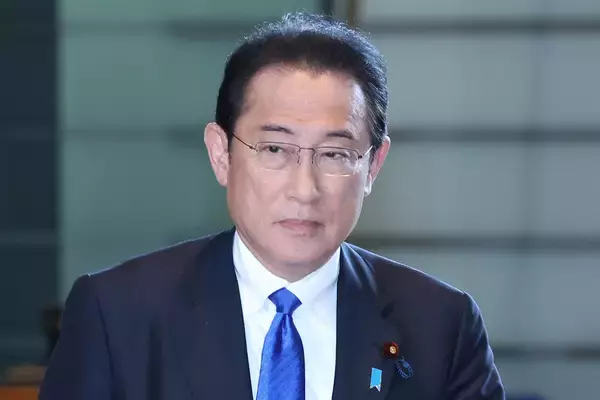 「よく見たらこの人」ネット騒然…岸田元首相　公開した来訪元首相との親密写真に“世界的有名人”