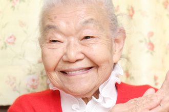 91歳の現役記者　赤ちゃんをおんぶして取材にいそしみ、今年で40年