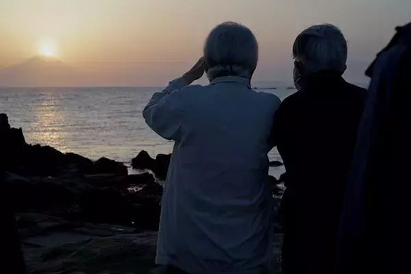 上皇ご夫妻ご結婚64年目も仲睦まじく…「ダイヤモンド富士」美麗写真