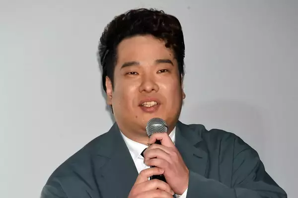 《ライブを前日キャンセル》岡崎体育　心身の体調不良を公表…“駅”トラブルで見せていた“繊細な一面”
