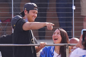 「どんだけ好きなのよ」真美子さんに頬寄せる大谷翔平が話題！自宅でも結婚指輪を外さない“愛妻家の素顔”