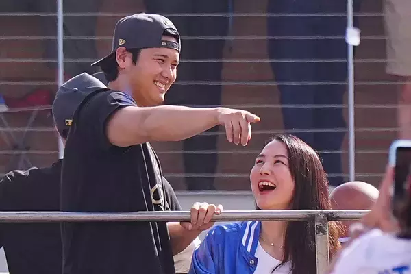 「どんだけ好きなのよ」真美子さんに頬寄せる大谷翔平が話題！自宅でも結婚指輪を外さない“愛妻家の素顔”