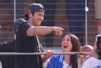 「どんだけ好きなのよ」真美子さんに頬寄せる大谷翔平が話題！自宅でも結婚指輪を外さない“愛妻家の素顔”