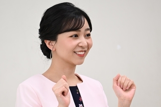 《“くっきりワンピース”の波紋から半年》佳子さま　春らしい装いに絶賛続々…“ご公務コーデ”に変化をもたらした「必須アイテム」