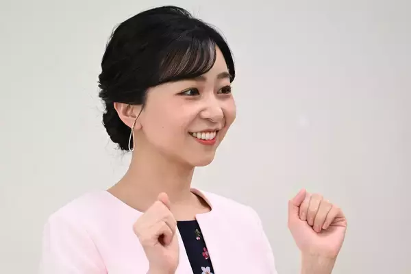 「《“くっきりワンピース”の波紋から半年》佳子さま　春らしい装いに絶賛続々…“ご公務コーデ”に変化をもたらした「必須アイテム」」の画像