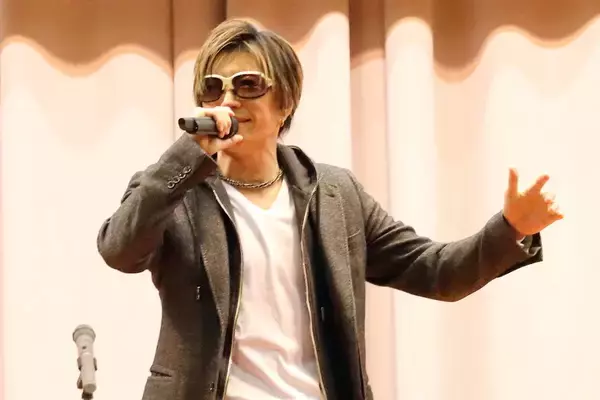 GACKT 4年ぶりの卒業式ライブ独占撮！全校生徒を感動させた「贈る言葉」