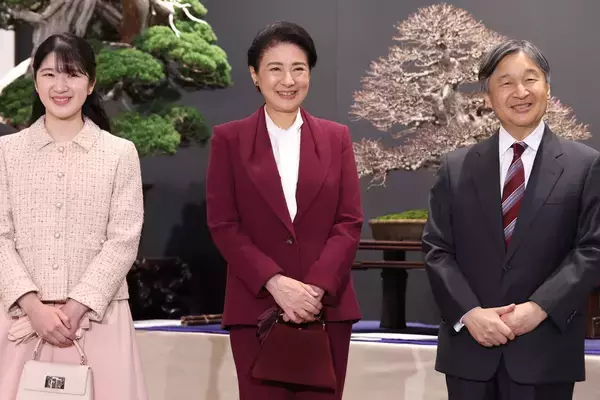 《ティナ＆ミロのマフラーも意識》天皇ご一家　“鮮やかスカイブルー”のリンクコーデに「素敵すぎて尊い」