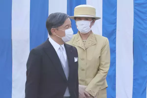 雅子さま　お話しも、かがむのもご一緒に！秋の園遊会で天皇陛下と「おしどり接遇」