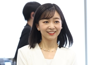 《ご公務では相応しくないの指摘も》佳子さま　注目集めた“ボディラインくっきり”ワンピースに擁護の声、海外王室では「スタンダード」か