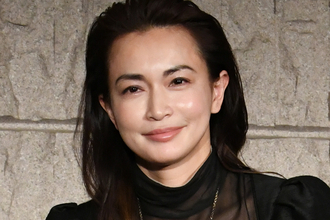 《“目のやり場に困る”服が物議に》長谷川京子　堂々デート、車内チュー報道も…貫く“ありのまま“スタイル