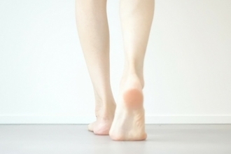 【1日1分】高血圧予防も期待できる「つま先歩き」とは？
