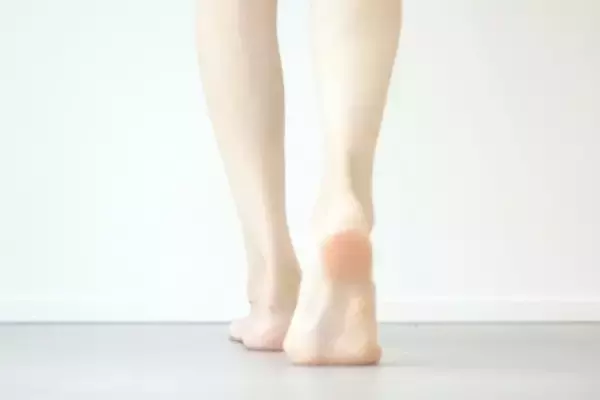 【1日1分】高血圧予防も期待できる「つま先歩き」とは？