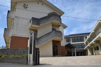 「令状をとって家宅捜索をしたのでは」京都・男児行方不明から2週間経って自宅付近に“規制線が張られた”意味…敏腕元刑事が解説する「大規模捜索のワケ」