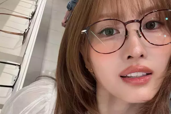 「1人だけ浮いてる」TWICE・モモ　登壇イベントでのハプニング対応が一部で“態度悪い”と波紋も…擁護の声も多いワケ