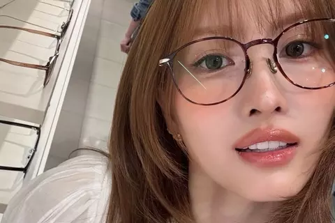 「1人だけ浮いてる」TWICE・モモ　登壇イベントでのハプニング対応が一部で“態度悪い”と波紋も…擁護の声も多いワケ
